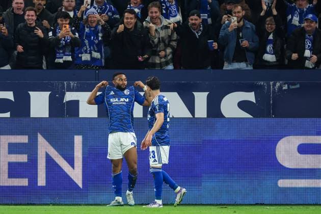 2. Bundesliga - FC Schalke 04 - SV Darmstadt 98 am 24.10.2025 in der Veltins-Arena auf Schalke Jubel, Torjubel, Torschuetze, Torschütze Moussa Sylla (Schalke 9) jubelt nach seinem Tor zum 1 zu 0 mit Soufiane El Faouzi (Schalke 23)