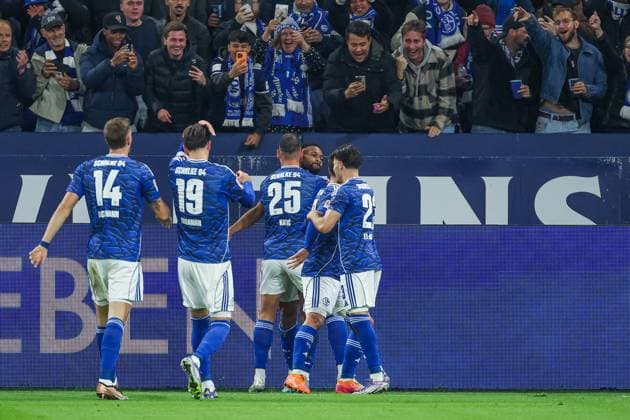 2. Bundesliga - FC Schalke 04 - SV Darmstadt 98 am 24.10.2025 in der Veltins-Arena auf Schalke Jubel, Torjubel, Torschuetze, Torschütze Moussa Sylla (Schalke 9) jubelt nach seinem Tor zum 1 zu 0 mit der Mannschaft, u.a. mir Soufiane El Faouzi (Schalke 23) , Nikola Katic (Schalke 25) , Kenan Karaman (Schalke 19) und Janik Bachmann (Schalke 14)
