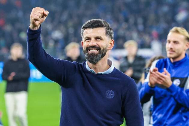 2. Bundesliga - FC Schalke 04 - SV Darmstadt 98 am 24.10.2025 in der Veltins-Arena auf Schalke Trainer Miron Muslic (Schalke) jubelt und freut sich über den Sieg