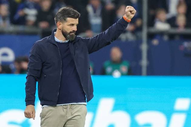2. Bundesliga - FC Schalke 04 - SV Darmstadt 98 am 24.10.2025 in der Veltins-Arena auf Schalke Trainer Miron Muslic (Schalke) jubelt und freut sich
