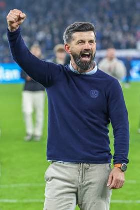 2. Bundesliga - FC Schalke 04 - SV Darmstadt 98 am 24.10.2025 in der Veltins-Arena auf Schalke Trainer Miron Muslic (Schalke) jubelt und freut sich über den Sieg