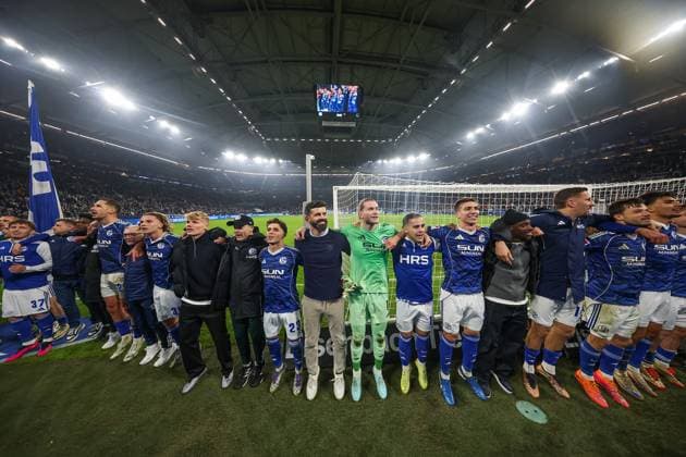 2. Bundesliga - FC Schalke 04 - SV Darmstadt 98 am 24.10.2025 in der Veltins-Arena auf Schalke Jubel und Freude über den Sieg bei der Mannschaft von Schalke 04 u.a. mit Trainer Miron Muslic (Schalke) , Torwart Loris Karius (Schalke 1) *** 2 Bundesliga FC Schalke 04 SV Darmstadt 98 on 24 10 2025 in the Veltins Arena on Schalke Cheers and joy about the victory at the Schalke 04 team with coach Miron Muslic Schalke , goalkeeper Loris Karius Schalke 1 MH