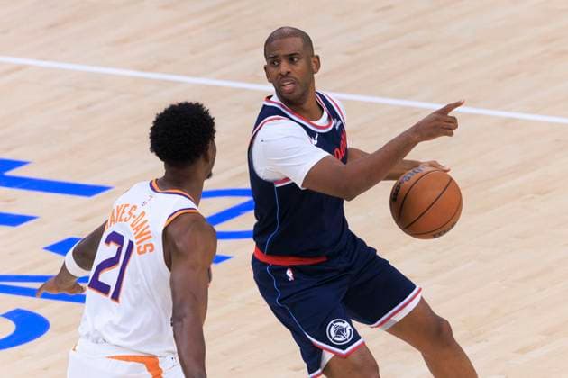 October 24, 2025, Inglewood, California, USA: Chris Paul 3 of the Los Angeles Clippers directs his teammates as Nigel Hayes-Davis 21 of the Phoenix Suns defends during their regular season NBA, Basketball Herren, USA game on Friday October 24, 2025 at Intuit Dome in Inglewood, California. Clippers defeat Suns, 129-102. ARIANA RUIZ PI Inglewood USA - ZUMAp124 20251024_zaa_p124_017 Copyright: xArianaxRuizx