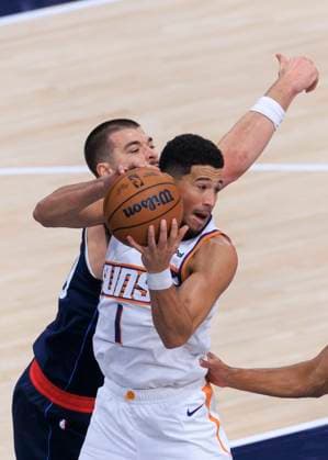 October 24, 2025, Inglewood, California, USA: Devin Booker 1 of the Phoenix Sun grabs the rebound before Ivica Zubac 40 of the Los Angeles Clippers during their regular season NBA, Basketball Herren, USA game on Friday October 24, 2025 at Intuit Dome in Inglewood, California. Clippers defeat Suns, 129-102. ARIANA RUIZ PI Inglewood USA - ZUMAp124 20251024_zaa_p124_018 Copyright: xArianaxRuizx