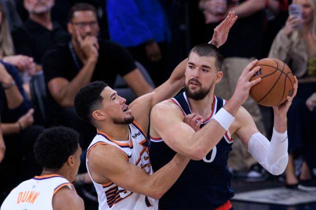 October 24, 2025, Inglewood, California, USA: Devin Booker 1 of the Phoenix Suns attempts to steal the ball from Ivica Zubac 40 of the Los Angeles Clippers during their regular season NBA, Basketball Herren, USA game on Friday October 24, 2025 at Intuit Dome in Inglewood, California. Clippers defeat Suns, 129-102. ARIANA RUIZ PI Inglewood USA - ZUMAp124 20251024_zaa_p124_019 Copyright: xArianaxRuizx