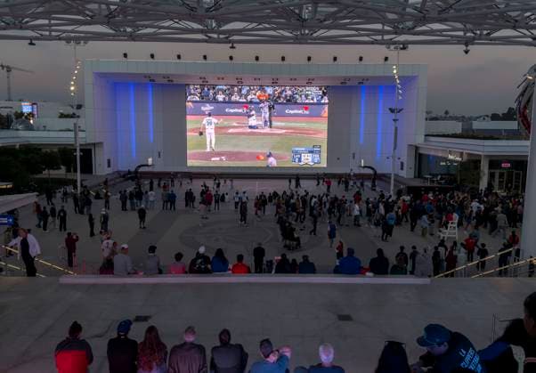 October 24, 2025, Inglewood, California, USA: Fans at the Intuit Dome in Inglewood, California watched Game 1 of the World Series from Toronto before the Los Angeles Clippers 2025 NBA, Basketball Herren, USA regular season opener against the Phoenix Suns on Friday, October 24, 2025. JAVIER ROJAS PI Inglewood USA - ZUMAp124 20251024_zaa_p124_024 Copyright: xJavierxRojasx
