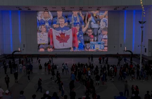 October 24, 2025, Inglewood, California, USA: Fans at the Intuit Dome in Inglewood, California watched Game 1 of the World Series from Toronto before the Los Angeles Clippers 2025 NBA, Basketball Herren, USA regular season opener against the Phoenix Suns on Friday, October 24, 2025. JAVIER ROJAS PI Inglewood USA - ZUMAp124 20251024_zaa_p124_025 Copyright: xJavierxRojasx