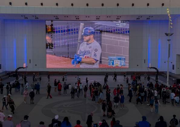 October 24, 2025, Inglewood, California, USA: Fans at the Intuit Dome in Inglewood, California watched Game 1 of the World Series from Toronto before the Los Angeles Clippers 2025 NBA, Basketball Herren, USA regular season opener against the Phoenix Suns on Friday, October 24, 2025. JAVIER ROJAS PI Inglewood USA - ZUMAp124 20251024_zaa_p124_026 Copyright: xJavierxRojasx