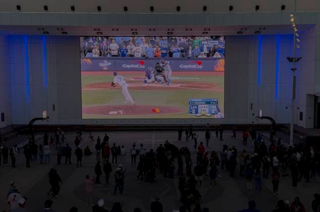 October 24, 2025, Inglewood, California, USA: Fans at the Intuit Dome in Inglewood, California watched Game 1 of the World Series from Toronto before the Los Angeles Clippers 2025 NBA, Basketball Herren, USA regular season opener against the Phoenix Suns on Friday, October 24, 2025. JAVIER ROJAS PI Inglewood USA - ZUMAp124 20251024_zaa_p124_027 Copyright: xJavierxRojasx