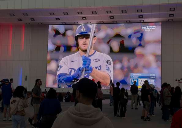 October 24, 2025, Inglewood, California, USA: Fans at the Intuit Dome in Inglewood, California watched Game 1 of the World Series from Toronto before the Los Angeles Clippers 2025 NBA, Basketball Herren, USA regular season opener against the Phoenix Suns on Friday, October 24, 2025. JAVIER ROJAS PI Inglewood USA - ZUMAp124 20251024_zaa_p124_029 Copyright: xJavierxRojasx