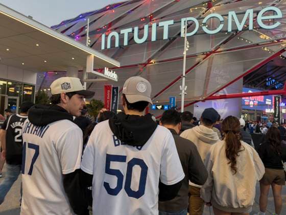 October 24, 2025, Inglewood, California, USA: Fans at the Intuit Dome in Inglewood, California watched Game 1 of the World Series from Toronto before the Los Angeles Clippers 2025 NBA, Basketball Herren, USA regular season opener against the Phoenix Suns on Friday, October 24, 2025. JAVIER ROJAS PI Inglewood USA - ZUMAp124 20251024_zaa_p124_031 Copyright: xJavierxRojasx