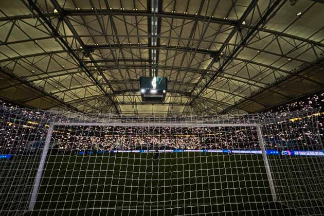 Gelsenkirchen, Veltins Arena, 24.10.25, GER, Herren, 2. Bundesliga, Saison 2025 - 2026, FC Schalke 04 - SV Darmstadt 98, Fans von Schalke 04 zuenden Lichter vor dem Spiel in der Veltins Arena DFB DFL REGULATIONS PROHIBIT ANY USE OF PHOTOGRAPHS AS IMAGE SEQUENCES AND OR QUASI-VIDEO.
