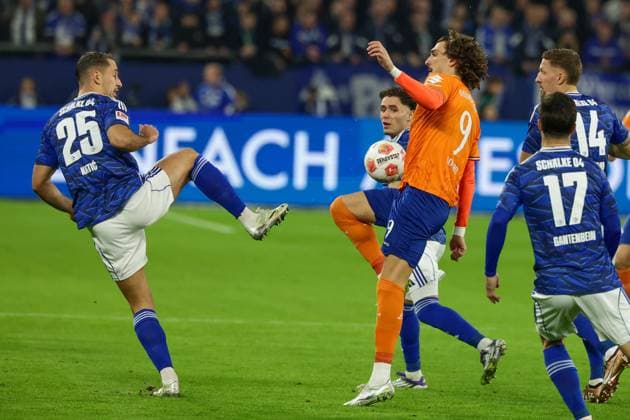 Gelsenkirchen, Veltins Arena, 24.10.25, GER, Herren, 2. Bundesliga, Saison 2025 - 2026, FC Schalke 04 - SV Darmstadt 98, Nikola Katic (FC Schalke 04), Soufiane El-Faouzi (FC Schalke 04) und Fraser Hornby (SV Darmstadt 98) im Zweikampf, DFB DFL REGULATIONS PROHIBIT ANY USE OF PHOTOGRAPHS AS IMAGE SEQUENCES AND OR QUASI-VIDEO.