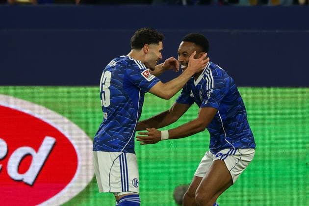Gelsenkirchen, Veltins Arena, 24.10.25, GER, Herren, 2. Bundesliga, Saison 2025 - 2026, FC Schalke 04 - SV Darmstadt 98, Soufiane El-Faouzi (FC Schalke 04) jubelt mit dem Torschuetzen zum 1:0 Moussa Sylla (FC Schalke 04) DFB DFL REGULATIONS PROHIBIT ANY USE OF PHOTOGRAPHS AS IMAGE SEQUENCES AND OR QUASI-VIDEO.