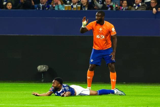 Gelsenkirchen, Veltins Arena, 24.10.25, GER, Herren, 2. Bundesliga, Saison 2025 - 2026, FC Schalke 04 - SV Darmstadt 98, Moussa Sylla (FC Schalke 04) und Patric Pfeiffer (SV Darmstadt 98) gestikuliert, DFB DFL REGULATIONS PROHIBIT ANY USE OF PHOTOGRAPHS AS IMAGE SEQUENCES AND OR QUASI-VIDEO.
