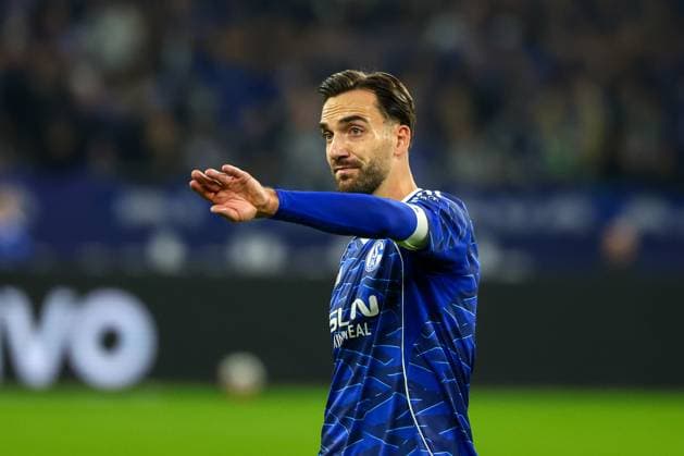 Gelsenkirchen, Veltins Arena, 24.10.25, GER, Herren, 2. Bundesliga, Saison 2025 - 2026, FC Schalke 04 - SV Darmstadt 98, Kenan Karaman (FC Schalke 04) gestikuliert, DFB DFL REGULATIONS PROHIBIT ANY USE OF PHOTOGRAPHS AS IMAGE SEQUENCES AND OR QUASI-VIDEO.