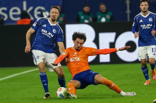 Gelsenkirchen, Veltins Arena, 24.10.25, GER, Herren, 2. Bundesliga, Saison 2025 - 2026, FC Schalke 04 - SV Darmstadt 98, Janik Bachmann (FC Schalke 04) und Fraser Hornby (SV Darmstadt 98) im Zweikampf, DFB DFL REGULATIONS PROHIBIT ANY USE OF PHOTOGRAPHS AS IMAGE SEQUENCES AND OR QUASI-VIDEO.