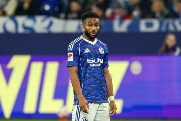Gelsenkirchen, Veltins Arena, 24.10.25, GER, Herren, 2. Bundesliga, Saison 2025 - 2026, FC Schalke 04 - SV Darmstadt 98, Moussa Sylla (FC Schalke 04) guckt DFB DFL REGULATIONS PROHIBIT ANY USE OF PHOTOGRAPHS AS IMAGE SEQUENCES AND OR QUASI-VIDEO.