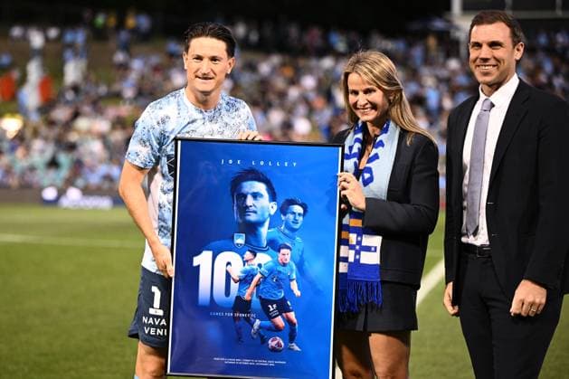 ALEAGUE SYDNEY MARINERS, Joe Lolley of Sydney is presented with a plaque to commemorate his 100th game with the club prior to the A-League Men Round 2 match between Sydney FC and the Central Coast Mariners at Leichhardt Oval in Sydney, Saturday, October 25, 2025. ( NO ARCHIVING, EDITORIAL USE ONLY SYDNEY NEW SOUTH WALES AUSTRALIA  Copyright: xBIANCAxDExMARCHIx 20251025174314851180