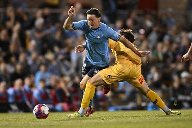 ALEAGUE SYDNEY MARINERS, Joe Lolley of Sydney and Bailey Brandtman of the Mariners compete for possession during the A-League Men Round 2 match between Sydney FC and the Central Coast Mariners at Leichhardt Oval in Sydney, Saturday, October 25, 2025. ( NO ARCHIVING, EDITORIAL USE ONLY SYDNEY NEW SOUTH WALES AUSTRALIA  Copyright: xBIANCAxDExMARCHIx 20251025156901047685