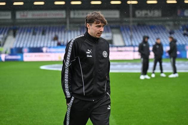 25.10.2025, Fußball, Herren, 2.BL (2. Bundesliga), Saison 2025 2026, Holstein Kiel - VfL Bochum, 10. Spieltag Louis Köster heute im Profikader Kiel, Holstein-Stadion Holstein-Stadion Schleswig-Holstein Deutschland