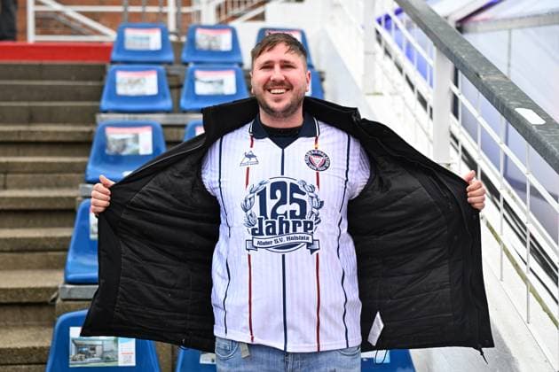 25.10.2025, Fußball, Herren, 2.BL (2. Bundesliga), Saison 2025 2026, Holstein Kiel - VfL Bochum, 10. Spieltag Holstein Kiel Fan mit neunem 125 Jahre Jubiläums Fantrikot der Ultras Kiel, Holstein-Stadion Holstein-Stadion Schleswig-Holstein Deutschland
