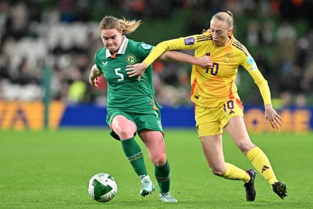 IRELAND VS BELGIUM Aoife Mannion (5) of Ireland pictured fighting for the ball with Lisa Petry (10) of Belgium during a women football game between the national teams of the republic of Ireland and Belgium, called the Red Flames for the first leg of the Promotion relegation play-off in the Uefa Womens Nations League 2025, on Friday 24 October 2025 in Dublin , IRELAND . Photo Sportpix David Catry Dublin Aviva Stadium IRELAND  Copyright: xSportpix.bex xDavidxCatryxDavidxCatryx