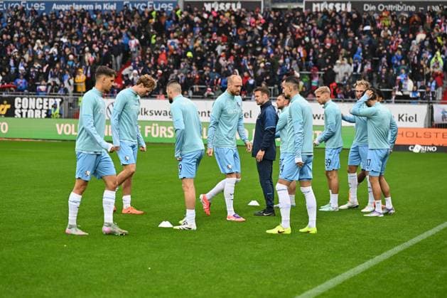 25.10.2025, Fußball, Herren, 2.BL (2. Bundesliga), Saison 2025 2026, Holstein Kiel - VfL Bochum, 10. Spieltag Bochum macht sich warm Kiel, Holstein-Stadion Holstein-Stadion Schleswig-Holstein Deutschland