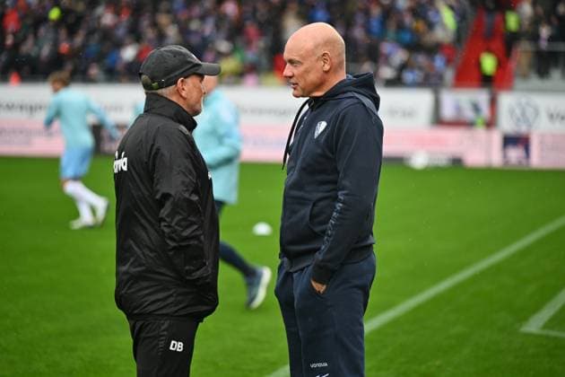 25.10.2025, Fußball, Herren, 2.BL (2. Bundesliga), Saison 2025 2026, Holstein Kiel - VfL Bochum, 10. Spieltag Co-Trainer Dirk Bremser (Kiel, li.) im Gespräch mit Trainer Uwe Rösler (Bochum) Kiel, Holstein-Stadion Holstein-Stadion Schleswig-Holstein Deutschland