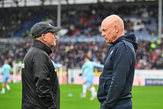 25.10.2025, Fußball, Herren, 2.BL (2. Bundesliga), Saison 2025 2026, Holstein Kiel - VfL Bochum, 10. Spieltag Co-Trainer Dirk Bremser (Kiel, li.) im Gespräch mit Trainer Uwe Rösler (Bochum) Kiel, Holstein-Stadion Holstein-Stadion Schleswig-Holstein Deutschland