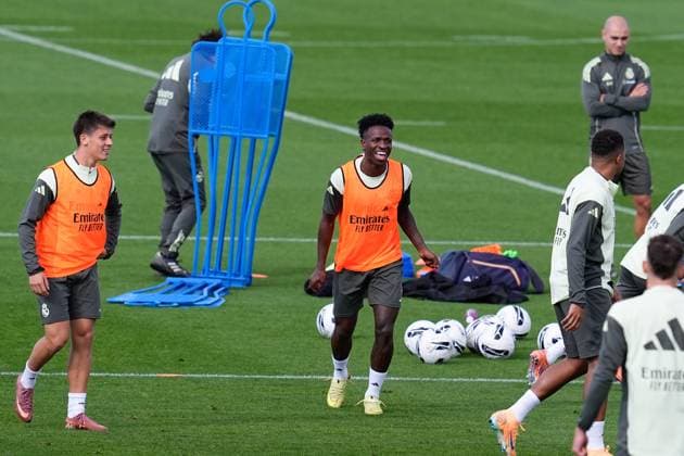 October 25, 2025, Valdebebas, Madrid, Spain: Vinicius Junior smiles during the Real Madrid training session ahead their upcoming Spanish League, LaLiga EA Sports, football match against FC Barcelona, Barca at Ciudad Deportiva Real Madrid on October 25, 2025, in Valdebebas, Madrid, Spain. Valdebebas Spain - ZUMAa181 20251025_zaa_a181_067 Copyright: xDennisxAgyemanx