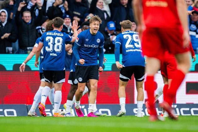 25.10.2025 - Fußball, 2025 2026, 2. Bundesliga, 10. Spieltag, DSC Arminia Bielefeld - SV Elversberg: (M) Joel Grodowski (Bielefeld) jubelt nach seinem Tor zum 1:0 mit (R) Tim Handwerker (Bielefeld) DFL REGULATIONS PROHIBIT ANY USE OF PHOTOGRAPHS AS IMAGE SEQUENCES AND OR QUASI-VIDEO.