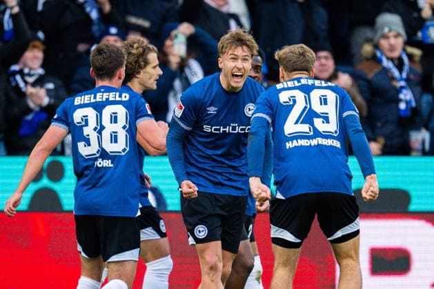 25.10.2025 - Fußball, 2025 2026, 2. Bundesliga, 10. Spieltag, DSC Arminia Bielefeld - SV Elversberg: (M) Joel Grodowski (Bielefeld) jubelt nach seinem Tor zum 1:0 mit (R) Tim Handwerker (Bielefeld) DFL REGULATIONS PROHIBIT ANY USE OF PHOTOGRAPHS AS IMAGE SEQUENCES AND OR QUASI-VIDEO.