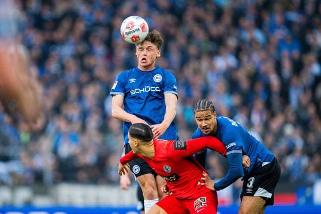 25.10.2025 - Fußball, 2025 2026, 2. Bundesliga, 10. Spieltag, DSC Arminia Bielefeld - SV Elversberg: (L-R) Maximilian Großer (Bielefeld), Younes Ebnoutalib (Elversberg), Joel Felix (Bielefeld) DFL REGULATIONS PROHIBIT ANY USE OF PHOTOGRAPHS AS IMAGE SEQUENCES AND OR QUASI-VIDEO.