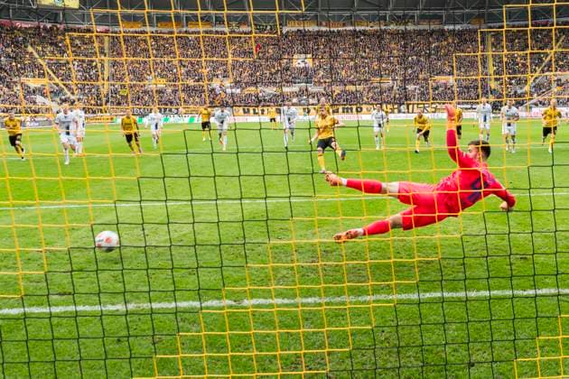 25.10.2025, xomx, Fussball 2.Bundesliga, Dynamo Dresden - SC Paderborn 07 v.l. jubelt, Torjubel, Tor, Goal, Jubel, Freude, freuen zum 1:0 per Strafstosstor durch Christoph Daferner (Dynamo Dresden). Dennis Seimen (SC Paderborn 07) (DFL DFB REGULATIONS PROHIBIT ANY USE OF PHOTOGRAPHS as IMAGE SEQUENCES and or QUASI-VIDEO) Dresden