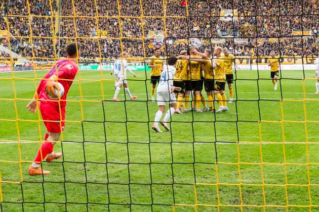 25.10.2025, xomx, Fussball 2.Bundesliga, Dynamo Dresden - SC Paderborn 07 v.l. jubelt, Torjubel, Tor, Goal, Jubel, Freude, freuen zum 1:0 per Strafstosstor durch Christoph Daferner (Dynamo Dresden). Dennis Seimen (SC Paderborn 07) (DFL DFB REGULATIONS PROHIBIT ANY USE OF PHOTOGRAPHS as IMAGE SEQUENCES and or QUASI-VIDEO) Dresden