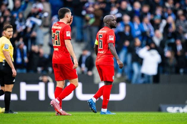 25.10.2025 - Fußball, 2025 2026, 2. Bundesliga, 10. Spieltag, DSC Arminia Bielefeld - SV Elversberg: (L-R) Felix Keidel (Elversberg), Amara Conde (Elversberg) DFL REGULATIONS PROHIBIT ANY USE OF PHOTOGRAPHS AS IMAGE SEQUENCES AND OR QUASI-VIDEO.