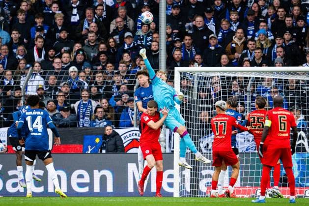 25.10.2025 - Fußball, 2025 2026, 2. Bundesliga, 10. Spieltag, DSC Arminia Bielefeld - SV Elversberg: (L-R) Maximilian Großer (Bielefeld), Florian Le Joncour (Elversberg), Jonas Kersken (Bielefeld) DFL REGULATIONS PROHIBIT ANY USE OF PHOTOGRAPHS AS IMAGE SEQUENCES AND OR QUASI-VIDEO.