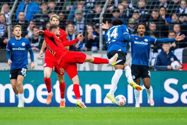 25.10.2025 - Fußball, 2025 2026, 2. Bundesliga, 10. Spieltag, DSC Arminia Bielefeld - SV Elversberg: (L-R) Lukasz Poreba (Elversberg), Monju Momuluh (Bielefeld) DFL REGULATIONS PROHIBIT ANY USE OF PHOTOGRAPHS AS IMAGE SEQUENCES AND OR QUASI-VIDEO.