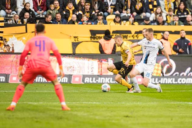 25.10.2025, xomx, Fussball 2.Bundesliga, Dynamo Dresden - SC Paderborn 07 v.l. Niklas Hauptmann (Dynamo Dresden) geht im Strafraum im Zweikampf mit Tjark Scheller (SC Paderborn 07) zu Boden. Strafstoss 1:0 (DFL DFB REGULATIONS PROHIBIT ANY USE OF PHOTOGRAPHS as IMAGE SEQUENCES and or QUASI-VIDEO) Dresden
