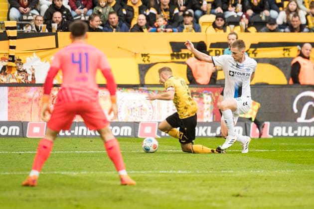 25.10.2025, xomx, Fussball 2.Bundesliga, Dynamo Dresden - SC Paderborn 07 v.l. Niklas Hauptmann (Dynamo Dresden) geht im Strafraum im Zweikampf mit Tjark Scheller (SC Paderborn 07) zu Boden. Strafstoss 1:0 (DFL DFB REGULATIONS PROHIBIT ANY USE OF PHOTOGRAPHS as IMAGE SEQUENCES and or QUASI-VIDEO) Dresden
