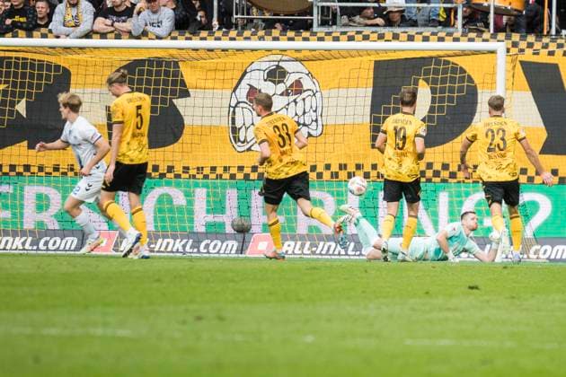 25.10.2025, xomx, Fussball 2.Bundesliga, Dynamo Dresden - SC Paderborn 07 v.l. jubelt, Torjubel, Tor, Goal, Jubel, Freude, freuen zum 1:1 (DFL DFB REGULATIONS PROHIBIT ANY USE OF PHOTOGRAPHS as IMAGE SEQUENCES and or QUASI-VIDEO) Dresden