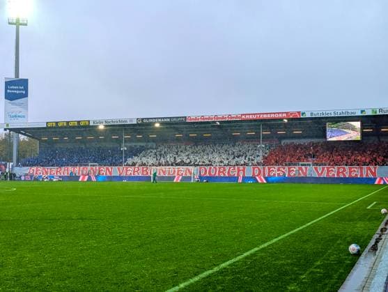 25.10.2025, Fußball, Herren, 2.BL (2. Bundesliga), Saison 2025 2026, Holstein Kiel - VfL Bochum, 10. Spieltag Holstein Fanblock Choreographie Kiel, Holstein-Stadion Holstein-Stadion Schleswig-Holstein Deutschland