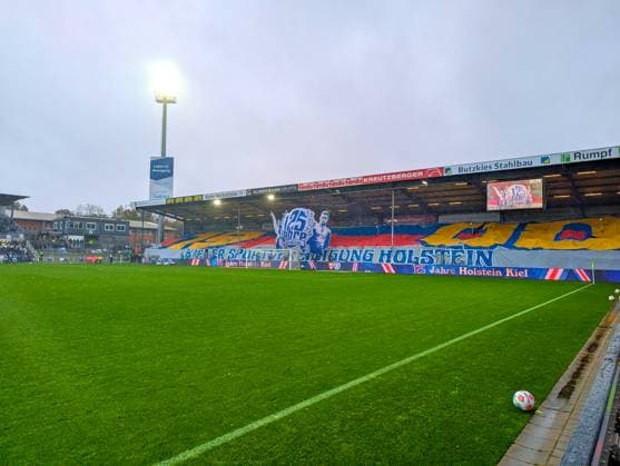 25.10.2025, Fußball, Herren, 2.BL (2. Bundesliga), Saison 2025 2026, Holstein Kiel - VfL Bochum, 10. Spieltag Holstein Fanblock Choreographie Kiel, Holstein-Stadion Holstein-Stadion Schleswig-Holstein Deutschland