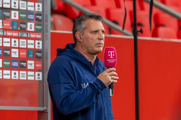 Ingolstadt, Deutschland 25. Oktober 2025: 3. Liga - 2025 2026 - FC Ingolstadt 04 vs. 1. FC Saarbrücken Im Bild: Trainer Alois Schwartz (1.FC) beim Interview DFB regulations prohibit any use of photographs as image sequences and or quasi-video Audi Sportpark Bayern Copyright: xFotostandx xSchäferx