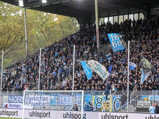 Die Fans aus München haben die komplette Gästetribüne voll gemacht beim SV Waldhof Mannheim - 1860 München am 25.10.25 in Carl Benz Stadion, Mannheim xamx Foto: Alfio Marino