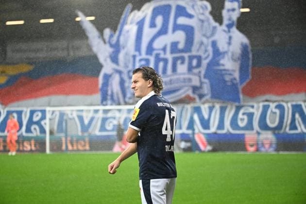 25.10.2025, Fußball, Herren, 2.BL (2. Bundesliga), Saison 2025 2026, Holstein Kiel - VfL Bochum, 10. Spieltag John Tolkin vor der Choreographie der Holstein Fans Kiel, Holstein-Stadion Holstein-Stadion Schleswig-Holstein Deutschland