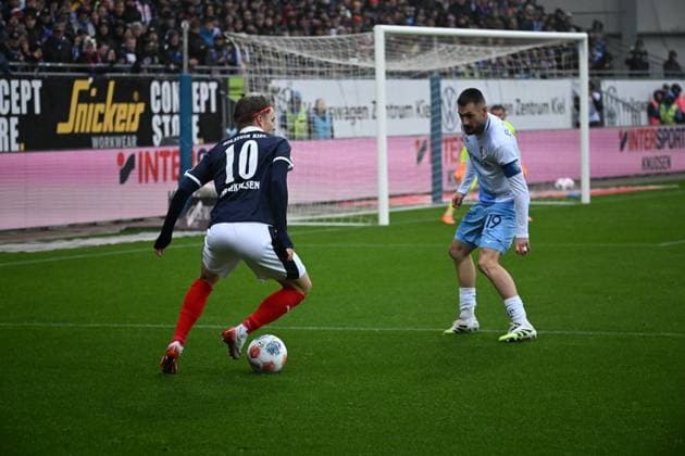 25.10.2025, Fußball, Herren, 2.BL (2. Bundesliga), Saison 2025 2026, Holstein Kiel - VfL Bochum, 10. Spieltag Jonas Therkelsen gegen Matus Bero Kiel, Holstein-Stadion Holstein-Stadion Schleswig-Holstein Deutschland