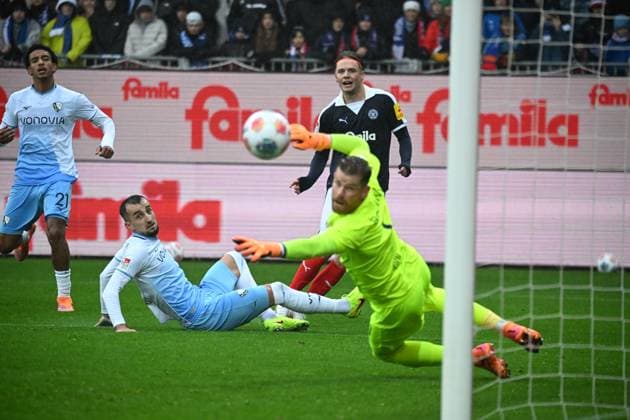 25.10.2025, Fußball, Herren, 2.BL (2. Bundesliga), Saison 2025 2026, Holstein Kiel - VfL Bochum, 10. Spieltag Jonas Therkelsen verpasst knapp das Tor Kiel, Holstein-Stadion Holstein-Stadion Schleswig-Holstein Deutschland