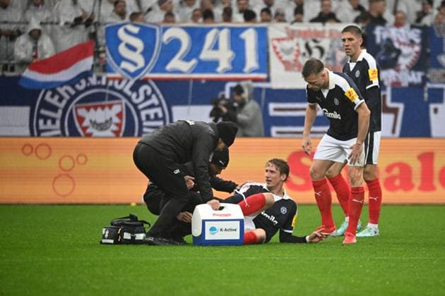 25.10.2025, Fußball, Herren, 2.BL (2. Bundesliga), Saison 2025 2026, Holstein Kiel - VfL Bochum, 10. Spieltag Lasse Rosenboom verletzt Kiel, Holstein-Stadion Holstein-Stadion Schleswig-Holstein Deutschland